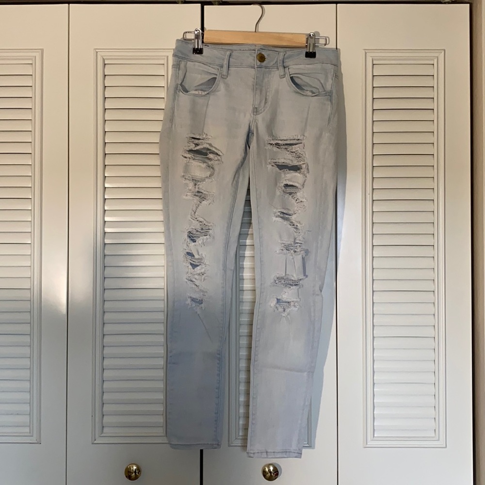 American Eagle size 6 light denim distress pants